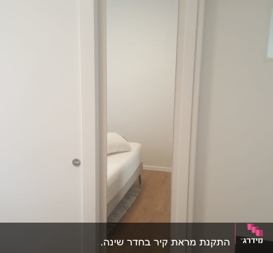 מראה מלבנית על קיר לבן